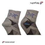 جوراب کولمکس پوشیده شده توسط کوهنورد مرد یا زن