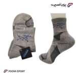 جفت جوراب کوهنوردی کولمکس روی پس‌زمینه سفید