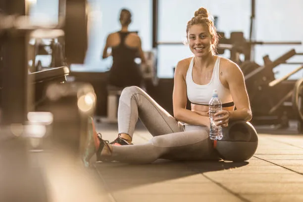 ورزشکار در حال استراحت و ریکاوری بعد از ورزش در یک باشگاه مدرن