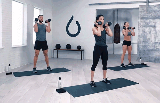 یک فرد در حال انجام حرکت ترکیبی با دمبل به عنوان بخشی از یک برنامه تمرینی فول بادی