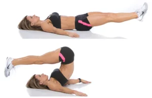 حرکت بالا آوردن پا برای هدف قرار دادن عضلات زیر شکم در یک برنامه ورزشی برای شکم