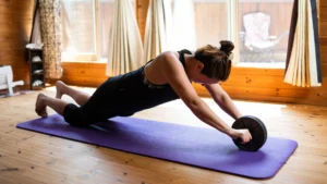 نحوه استفاده صحیح از چرخ شکم برای تقویت عضلات شکم و ساختن سیکس پک سریع