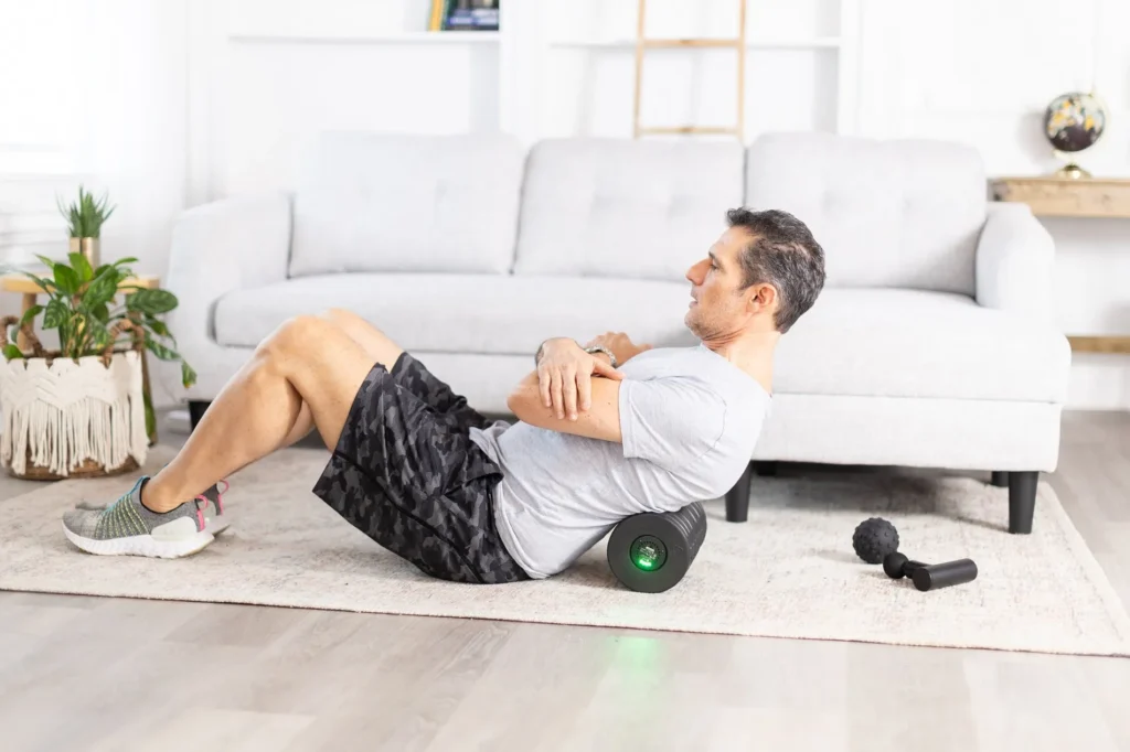 ریکاوری بعد از تمرین با استفاده از فوم رولر به عنوان بخشی از یک برنامه کامل تناسب اندام مبتنی بر هوش مصنوعی.