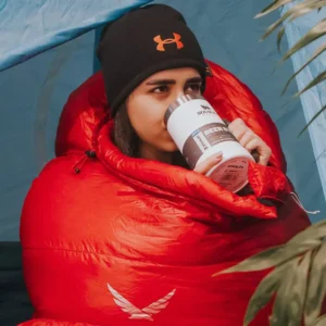 کیسه خواب SnowHawk SPRING 900 رنگ قرمز باز شده، مناسب استفاده در طبیعت