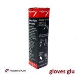 پاشیدن اسپری Glove Glu روی کف دستکش دروازه‌بانی