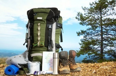نمای نزدیک از کوله پشتی مناسب کوهنوردی به همراه بطری آب ورزشی برای ورزش پاییزی