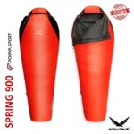 کیسه خواب پر SnowHawk مدل SPRING 900 به رنگ قرمز، جمع شده و آماده حمل