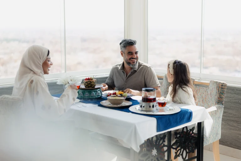 چگونه در ماه رمضان بدون افت انرژی بمانیم + نکات تغذیه، خواب و ورزش